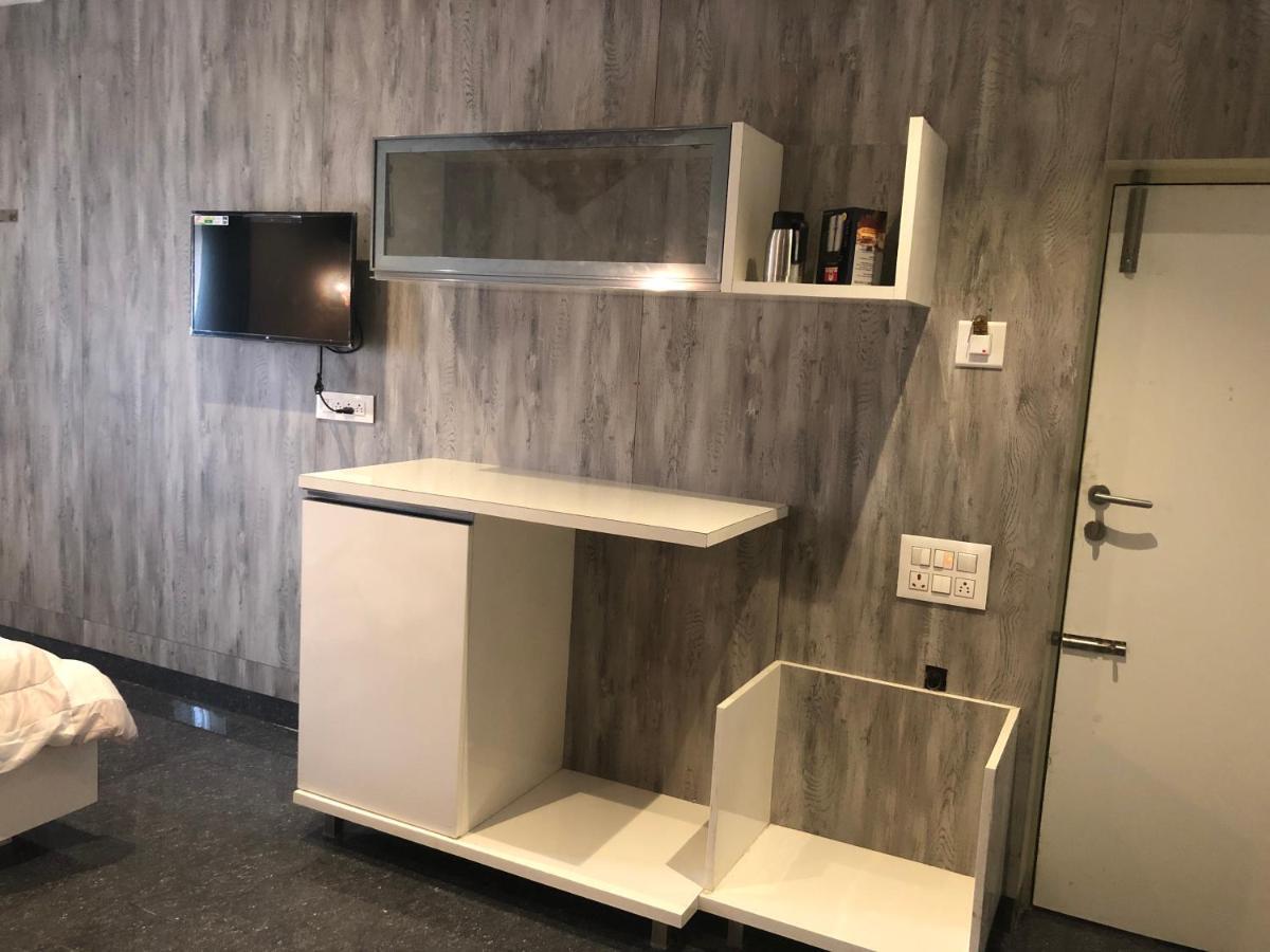 C M Hotel Dharmapuri Eksteriør billede