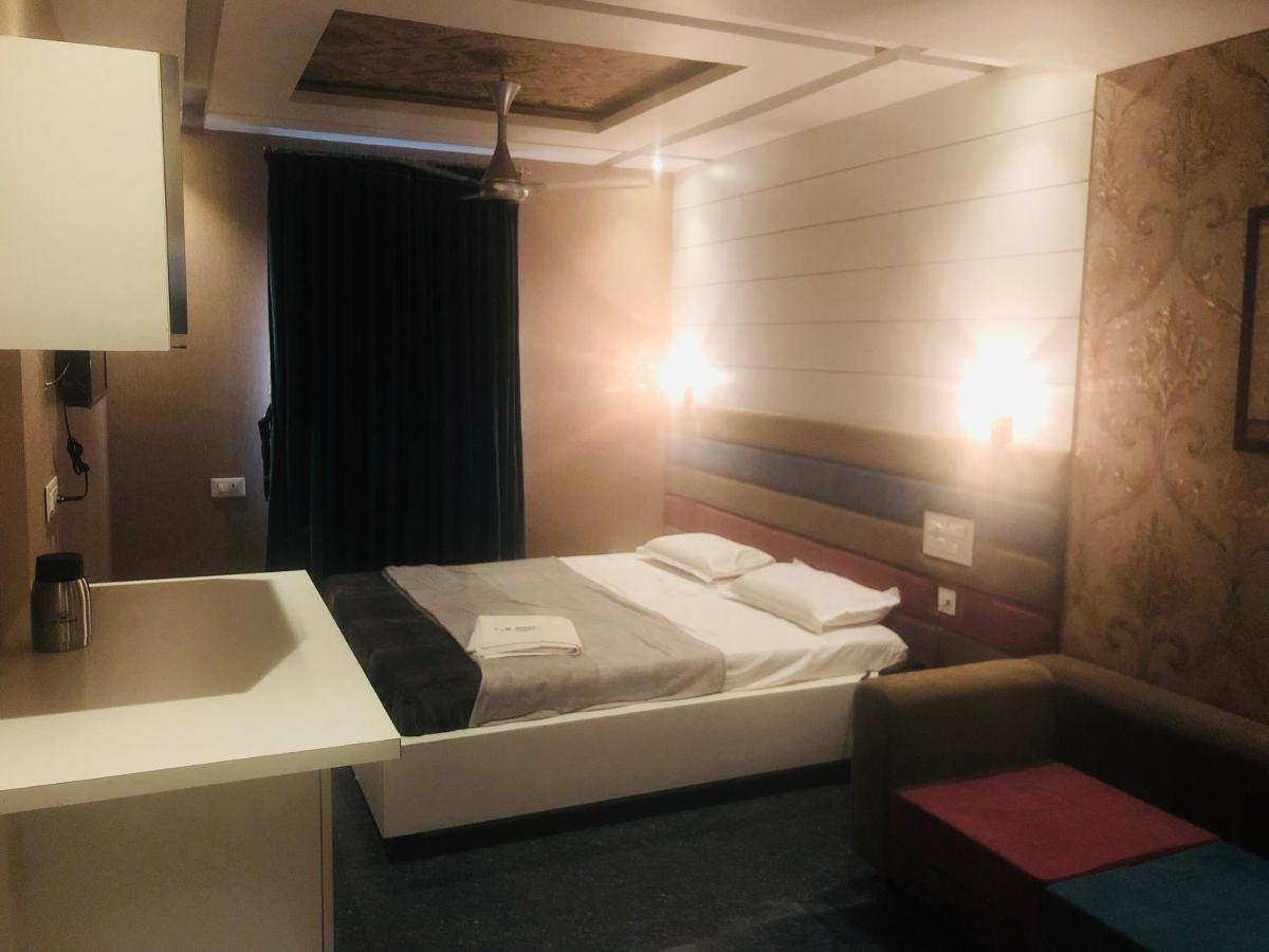 C M Hotel Dharmapuri Eksteriør billede